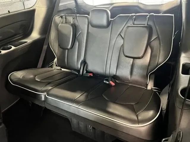Used 2025 Chrysler Pacifica Limited FWD image 17