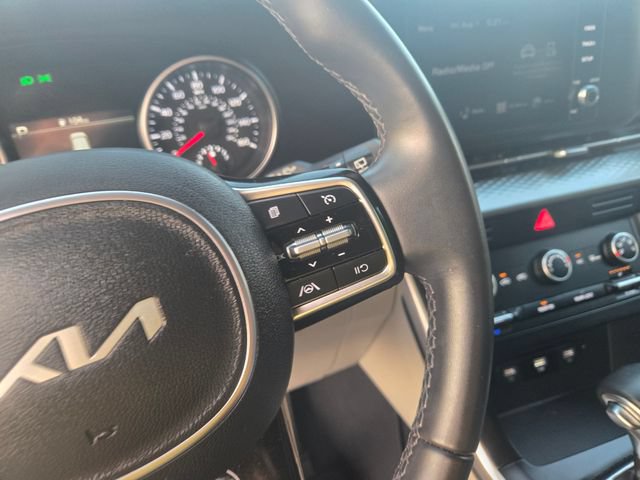 Used 2024 Kia Carnival LX FWD image 15