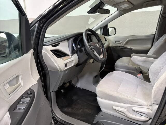 Used 2020 Toyota Sienna L FWD image 11