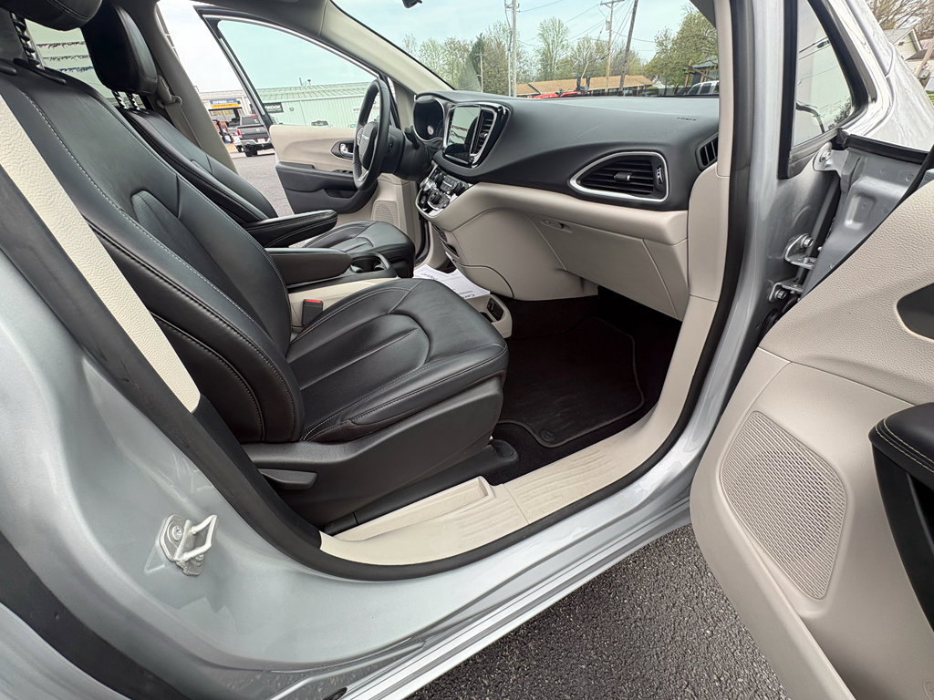 Used 2024 Chrysler Pacifica Touring-L image 35