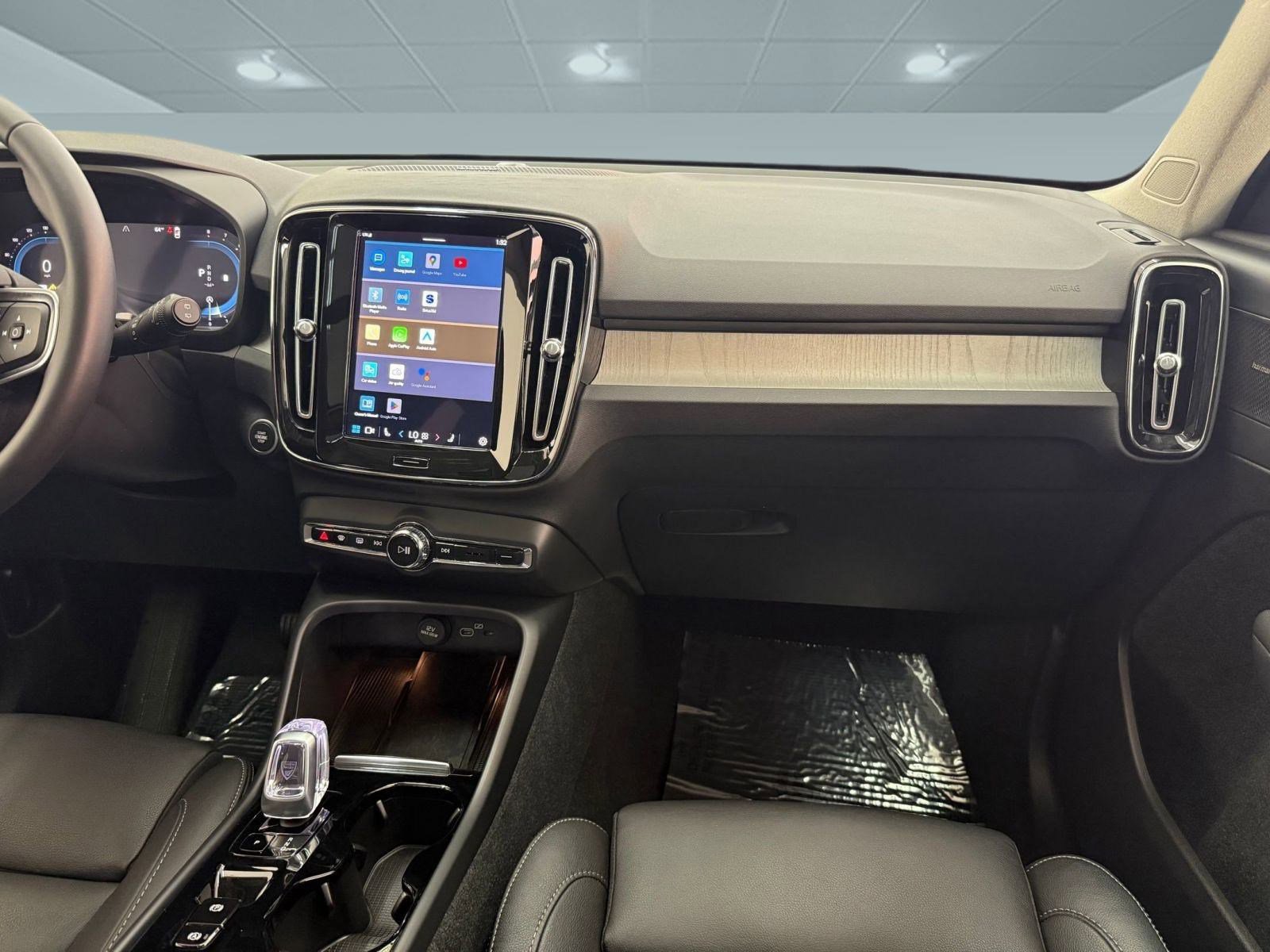 Used 2024 Volvo XC40 B5 Plus image 26