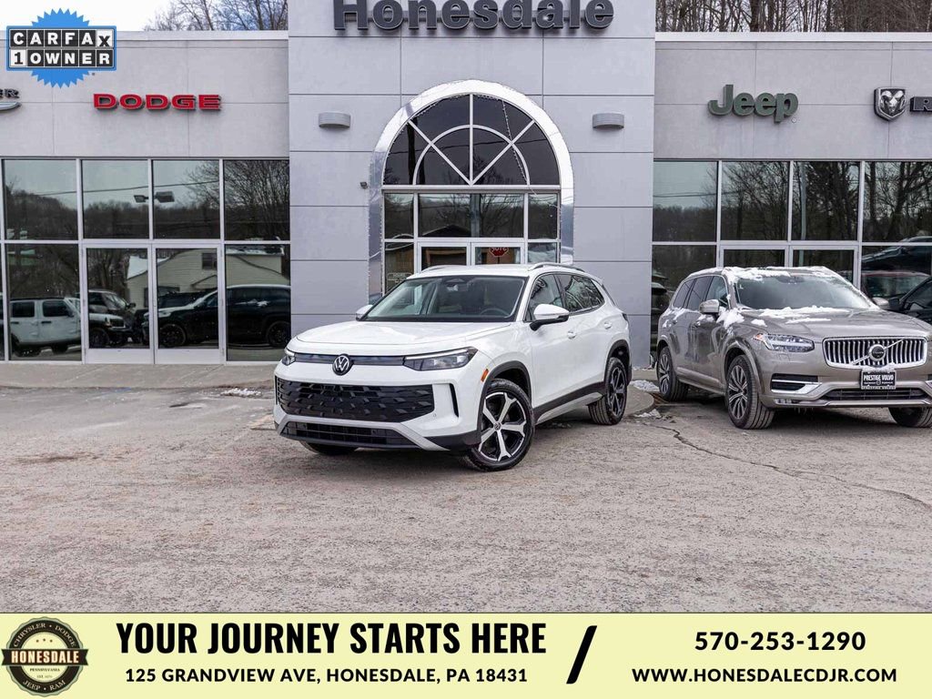 Used 2025 Volkswagen Tiguan SE image 1