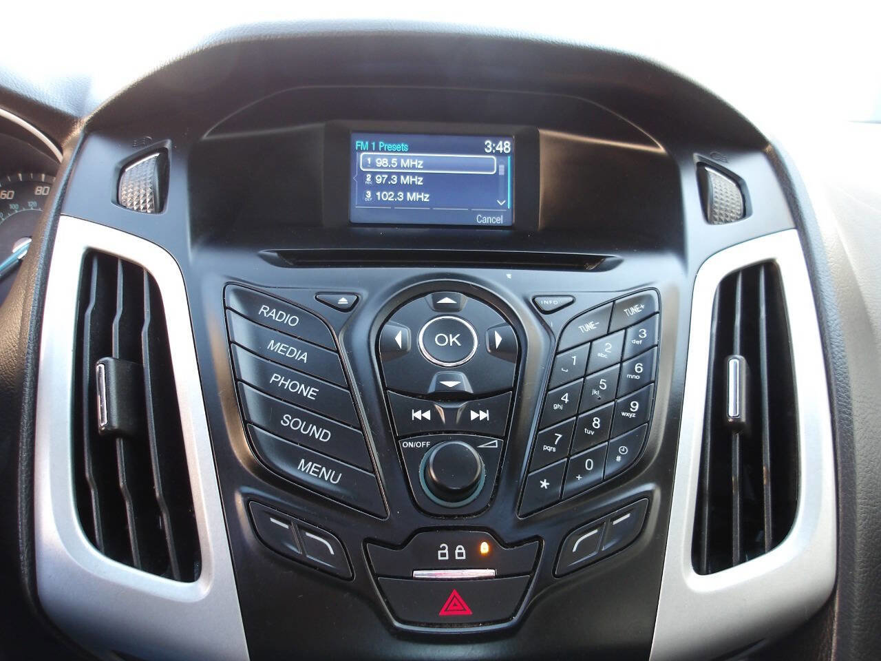 Used 2014 Ford Focus SE w/ SE Winter Package FWD image 13