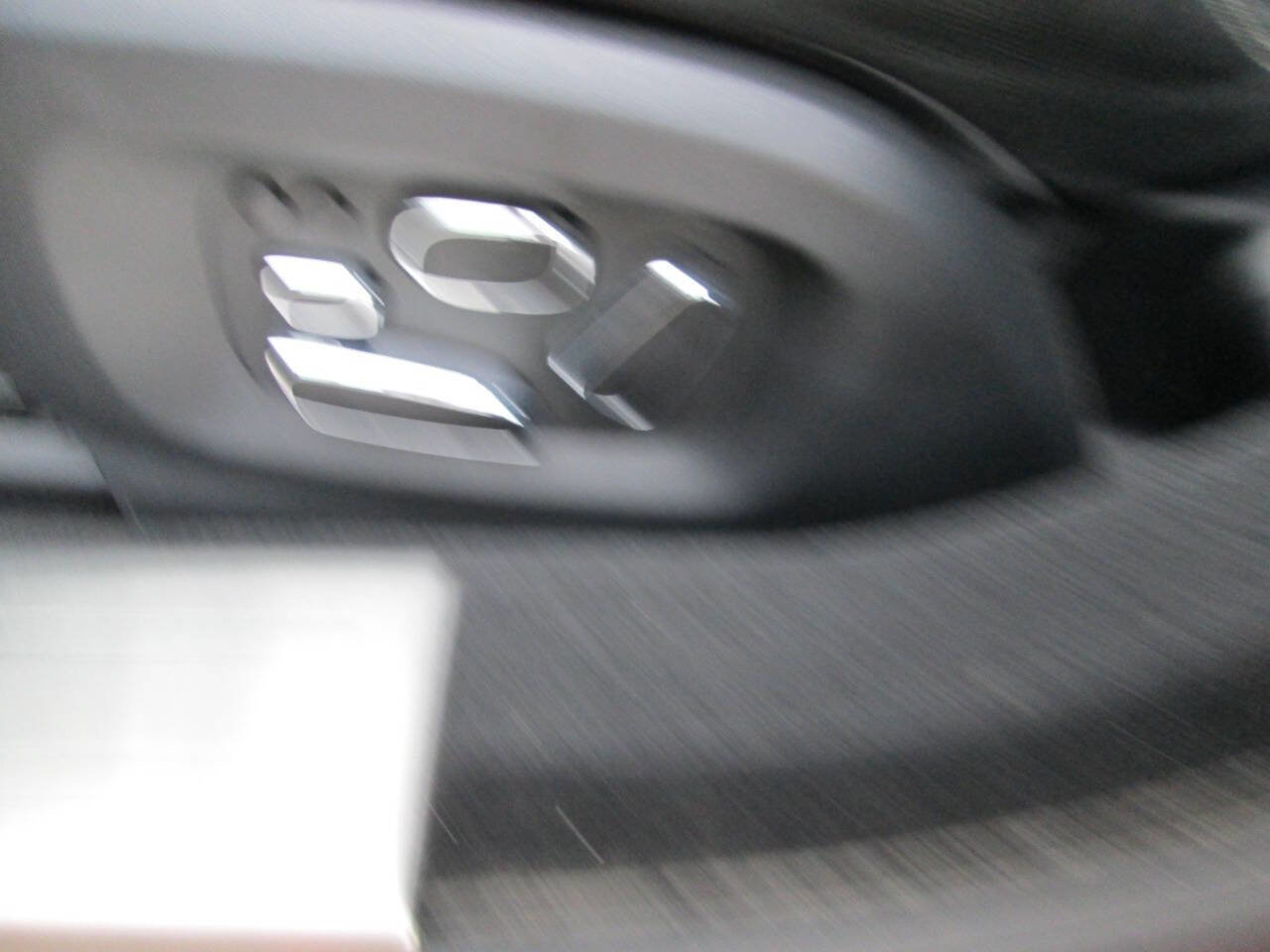 Used 2015 Jaguar XJ image 23