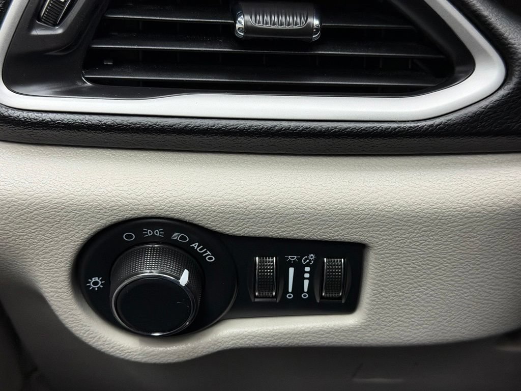 Used 2023 Chrysler Voyager LX FWD image 30