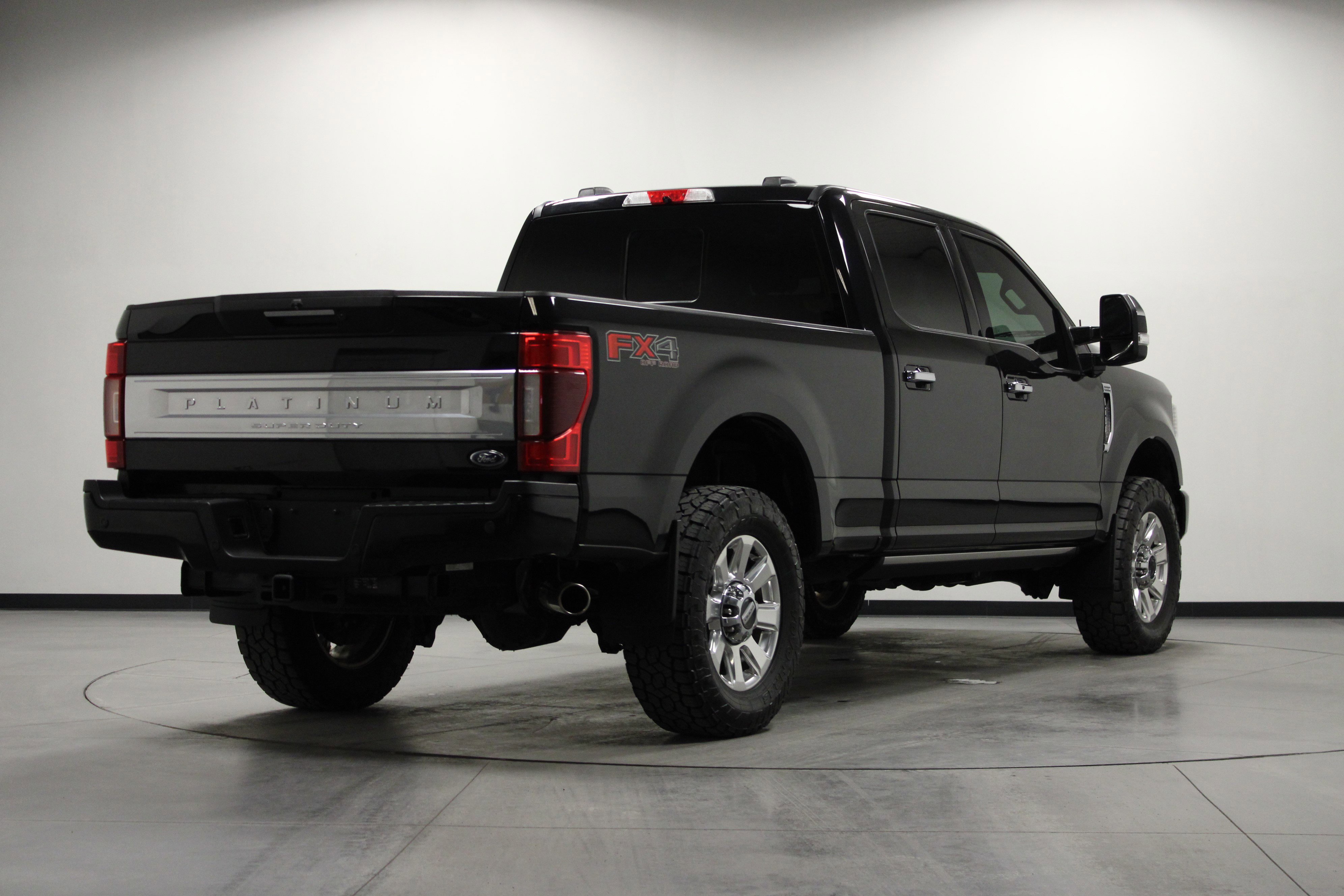 Used 2022 Ford F250 Platinum w/ FX4 Off-Road Package image 4