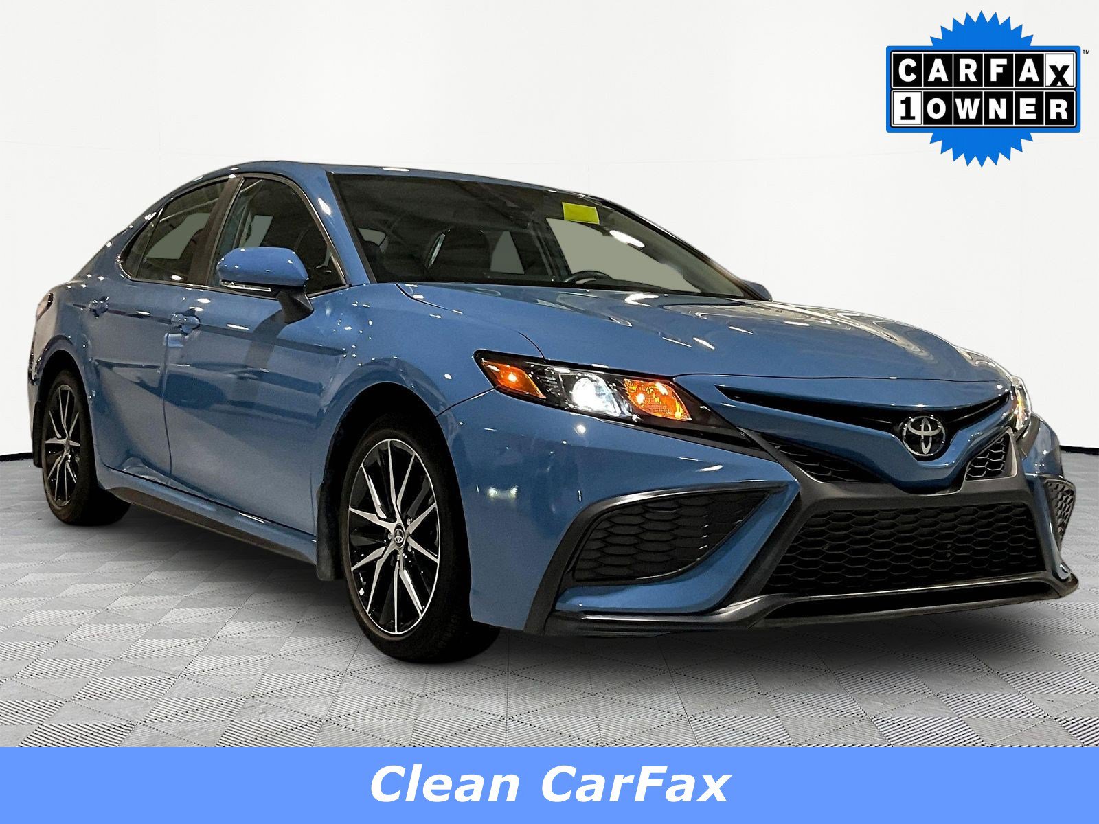 Used 2023 Toyota Camry SE w/ Cold Weather Package FWD image 3