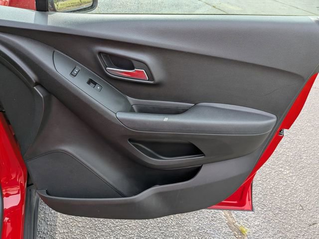 Used 2018 Chevrolet Trax LT w/ LT Convenience Package image 32