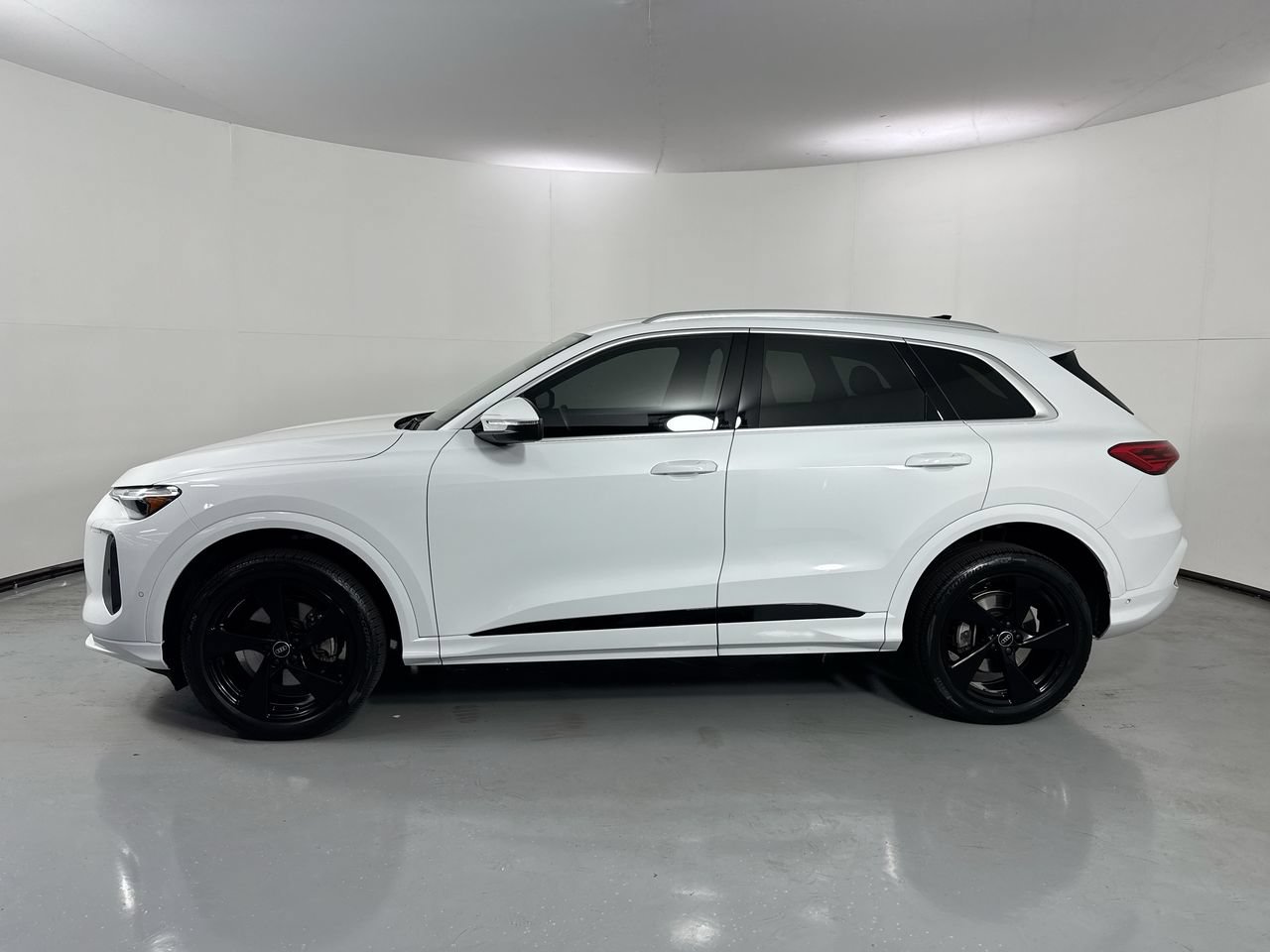 Used 2025 Audi Q5 Premium Plus w/ Premium Plus AWD/4WD image 2
