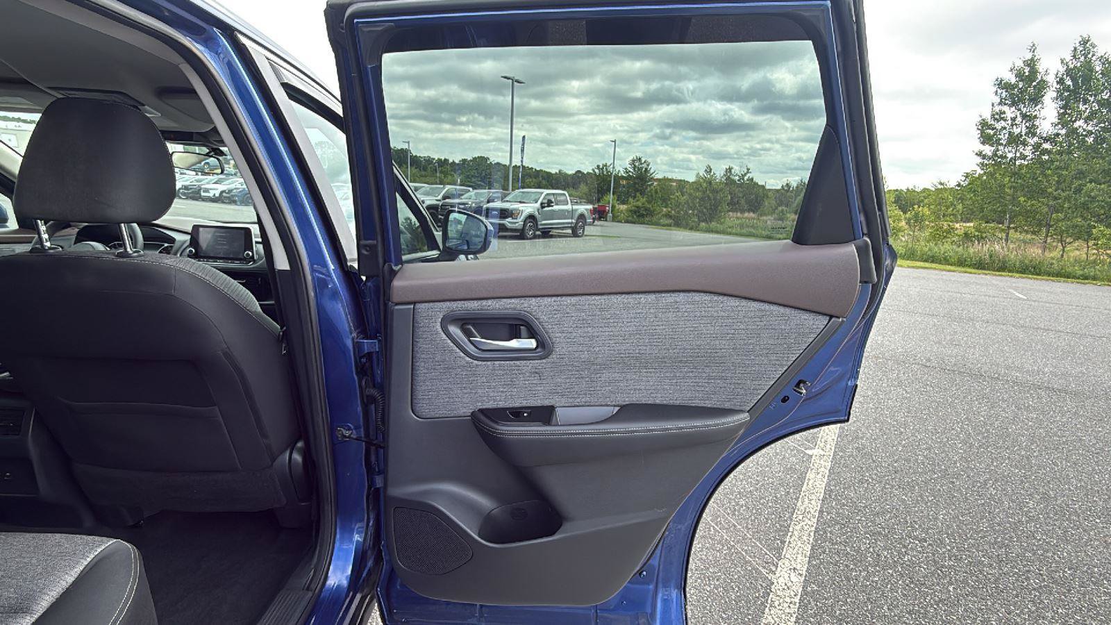 Used 2022 Nissan Rogue SV FWD image 19