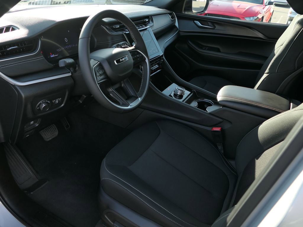 Used 2025 Jeep Grand Cherokee Laredo X w/ Luxury Tech Group I image 9