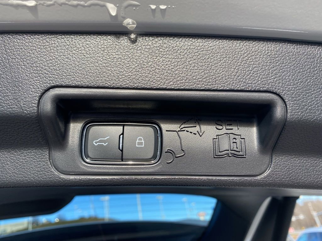 Used 2022 Ford Explorer XLT w/ Equipment Group 202A image 21