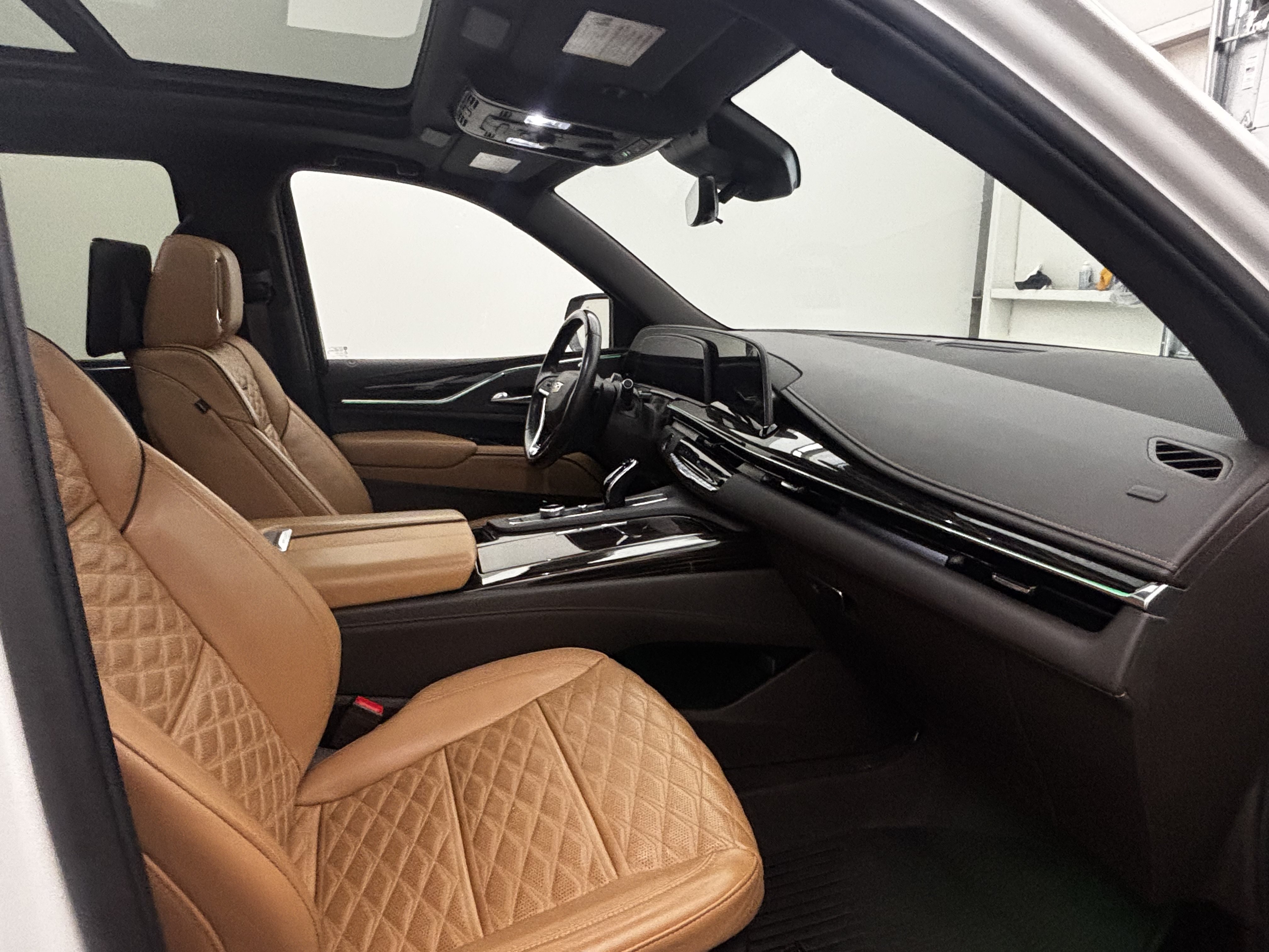 Used 2024 Cadillac Escalade Premium Luxury w/ Performance Package AWD/4WD image 20