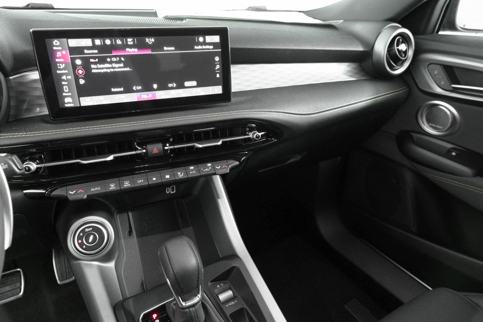 New 2025 Alfa Romeo Tonale w/ Premium Package image 40