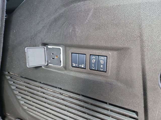 Used 2025 GMC Yukon Denali Ultimate w/ LPO, Floor Liner Package image 39