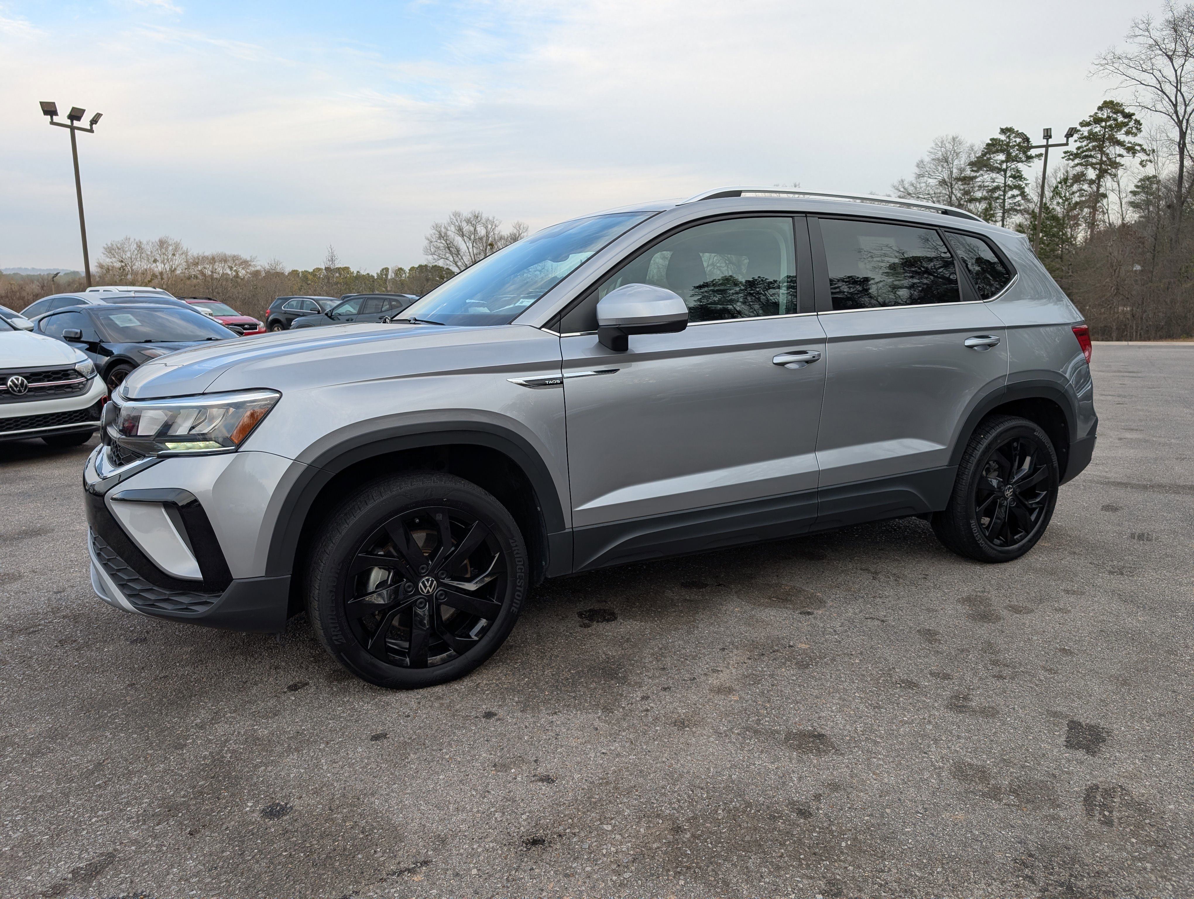 Used 2023 Volkswagen Taos SE w/ Black Wheel Package image 5