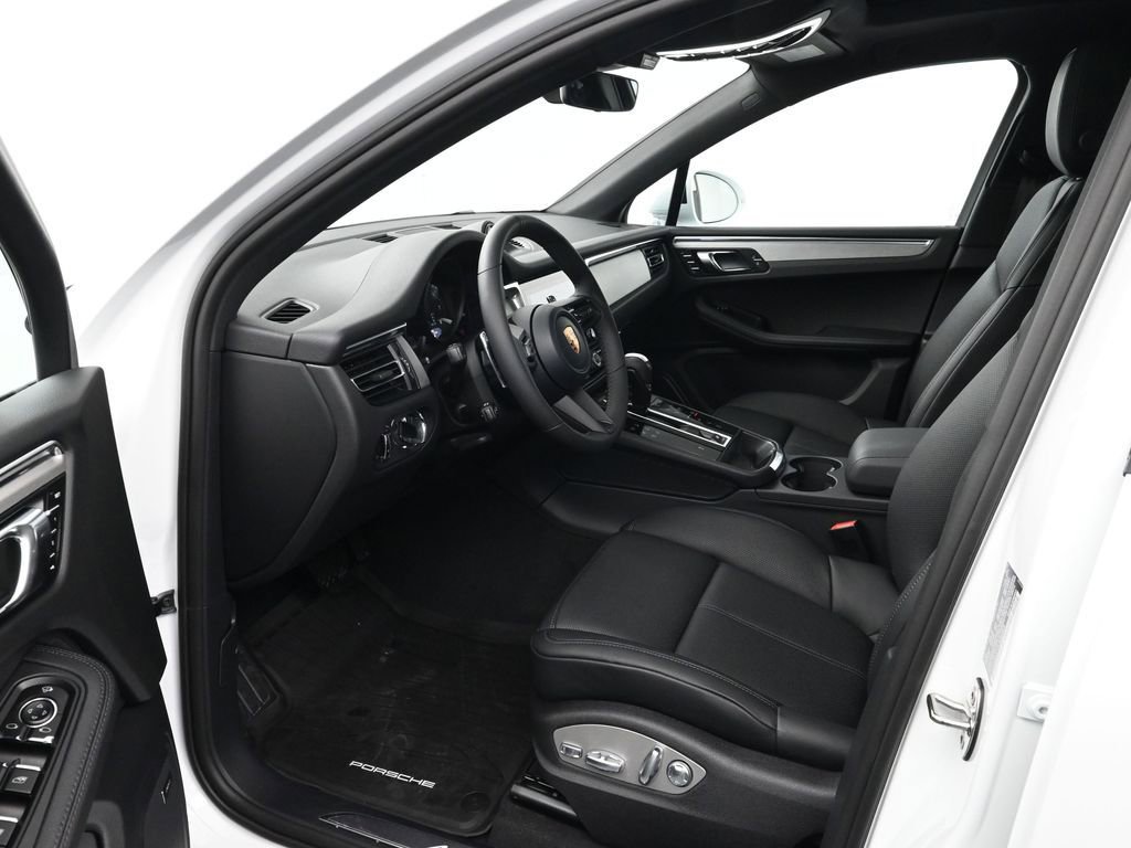 New 2025 Porsche Macan image 4