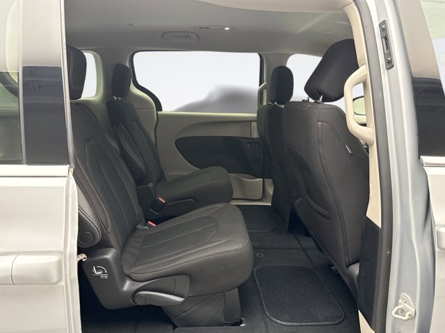 Used 2023 Chrysler Voyager LX image 17