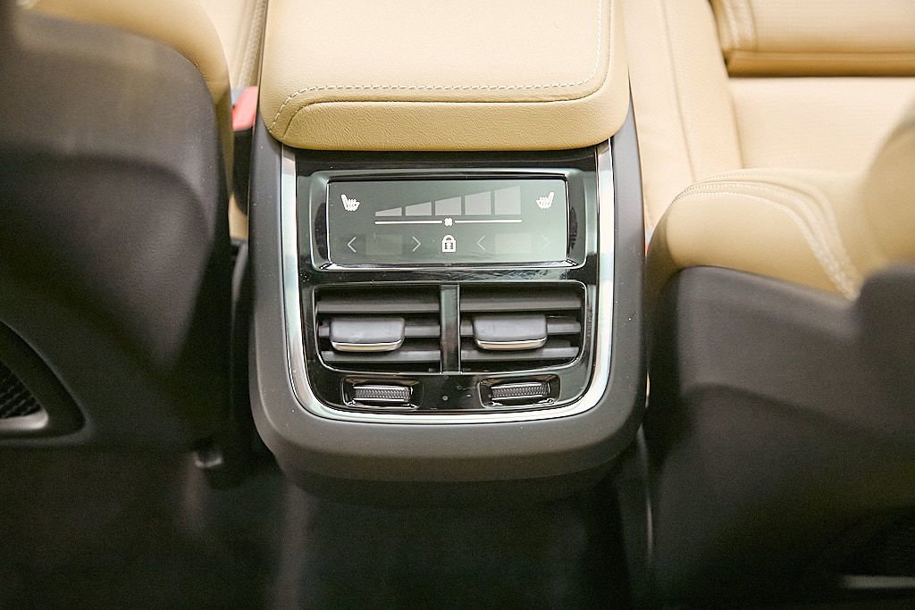 Certified 2025 Volvo XC60 B5 Ultra image 24