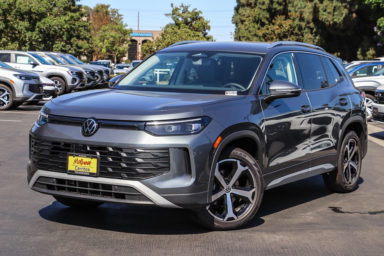 New 2026 Volkswagen Tiguan SE FWD image 1