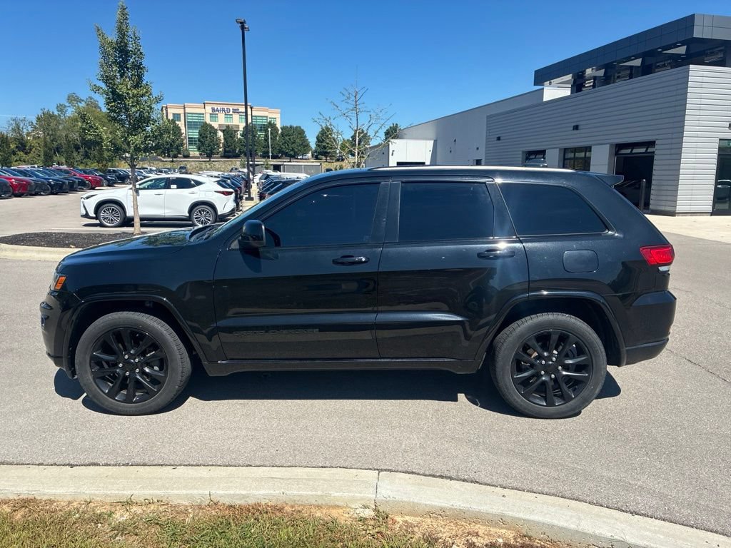 Used 2020 Jeep Grand Cherokee Altitude AWD/4WD image 4