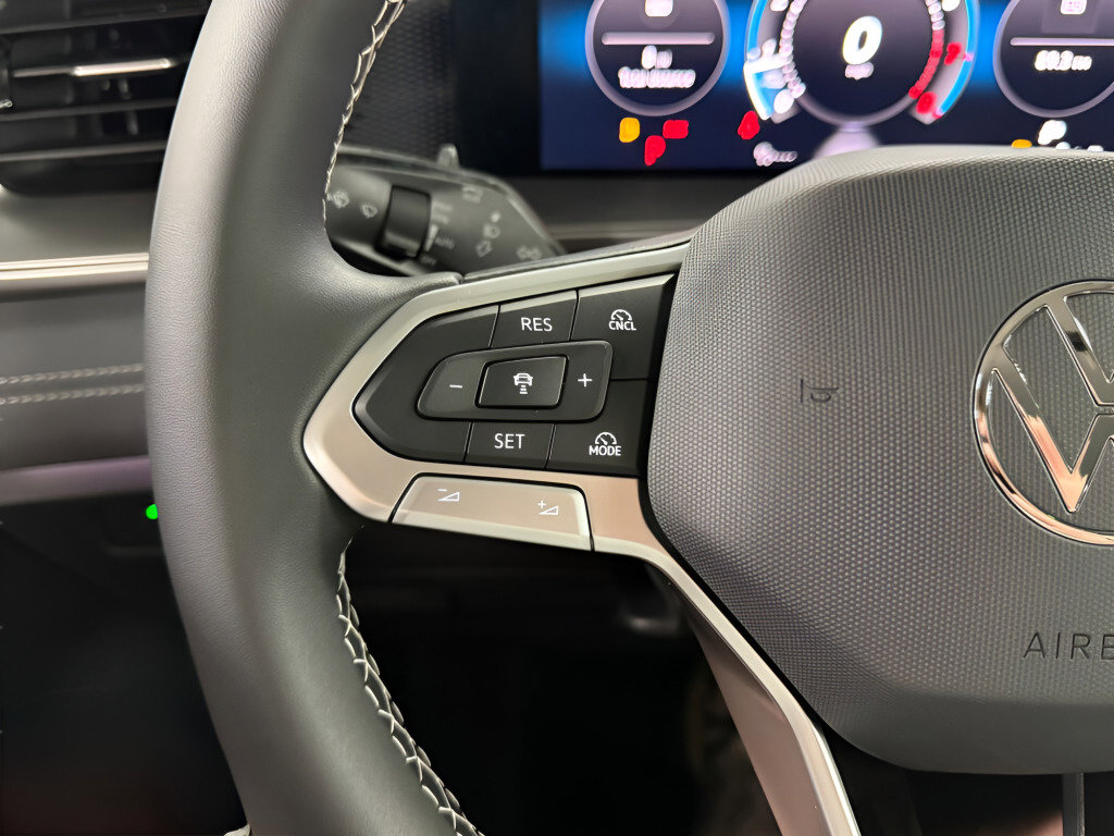 New 2025 Volkswagen Tiguan SE image 13