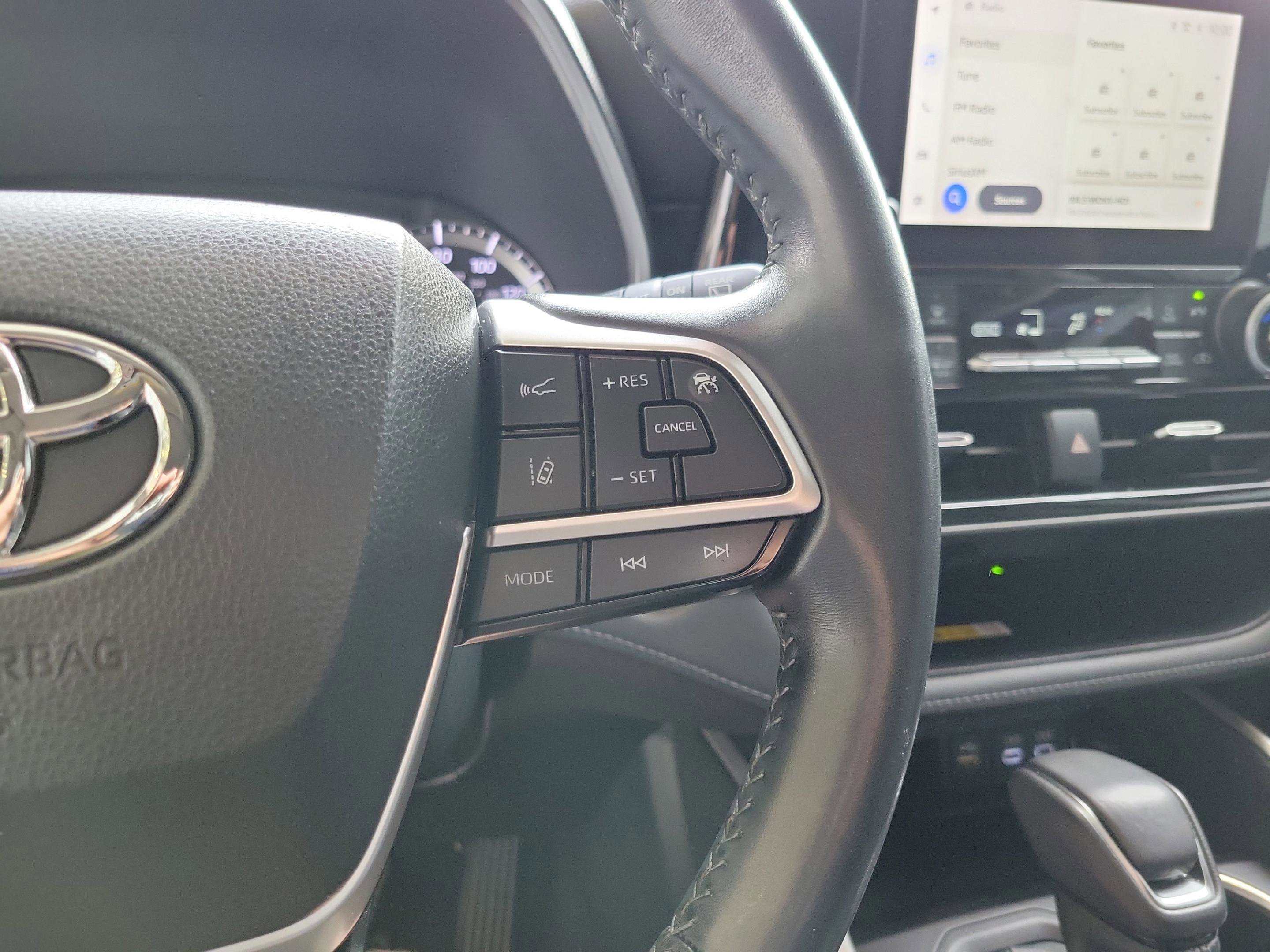 Used 2023 Toyota Highlander XLE image 14