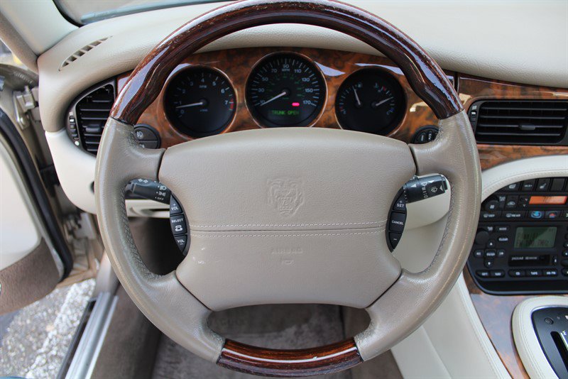 Used 2001 Jaguar XJ RWD image 16