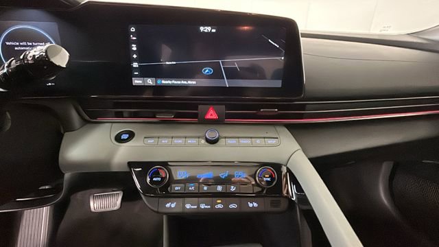 Certified 2025 Hyundai Elantra Limited FWD image 24