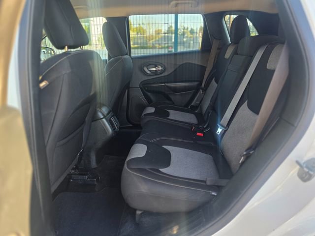 Used 2016 Jeep Cherokee Sport image 31