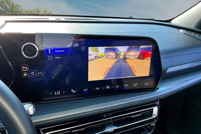 Used 2025 Chevrolet Traverse LT FWD image 14