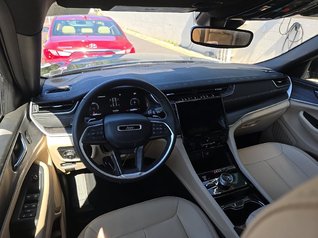 Used 2023 Jeep Grand Cherokee Limited AWD/4WD image 5