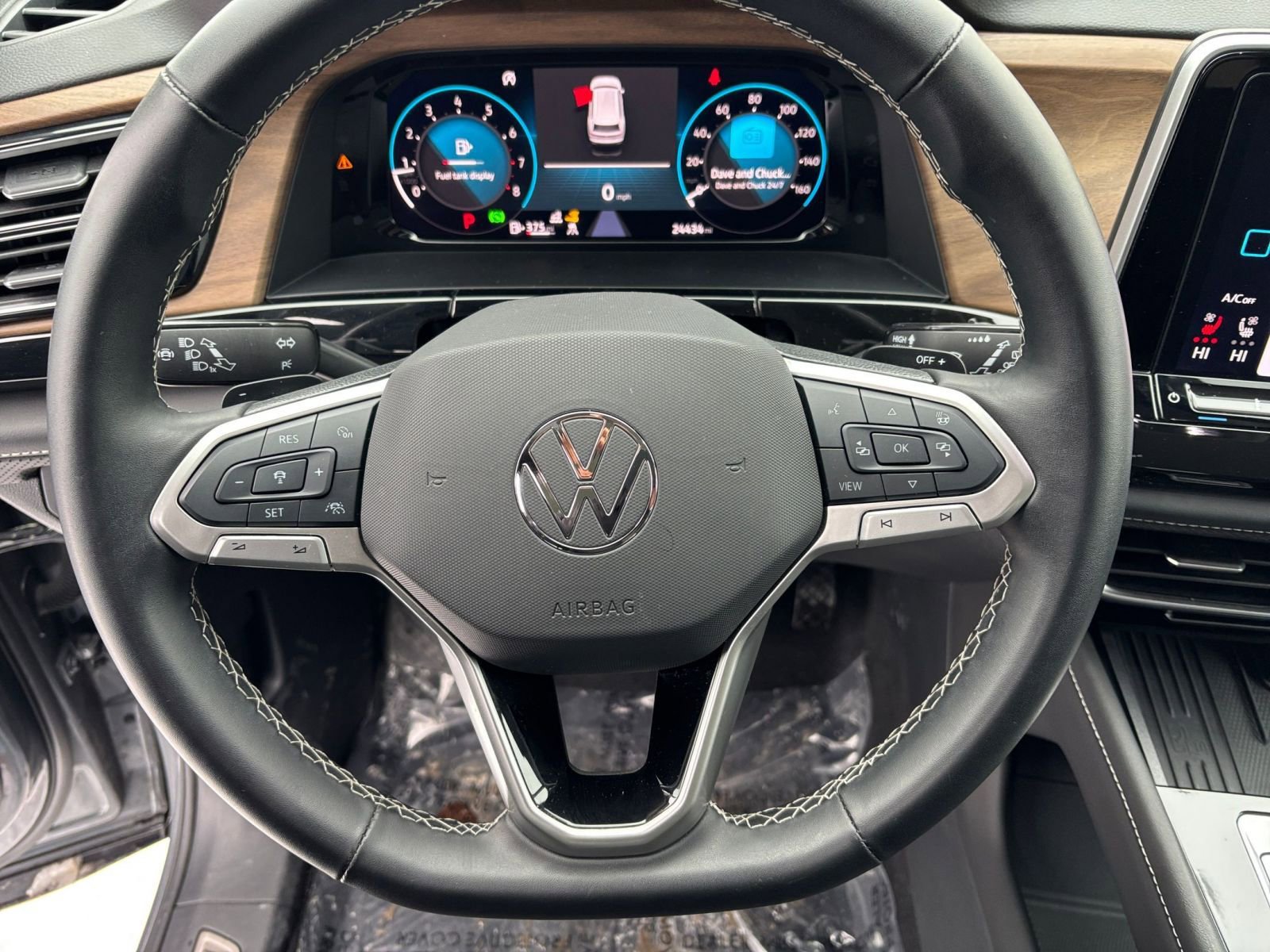 Used 2025 Volkswagen Atlas SE image 28