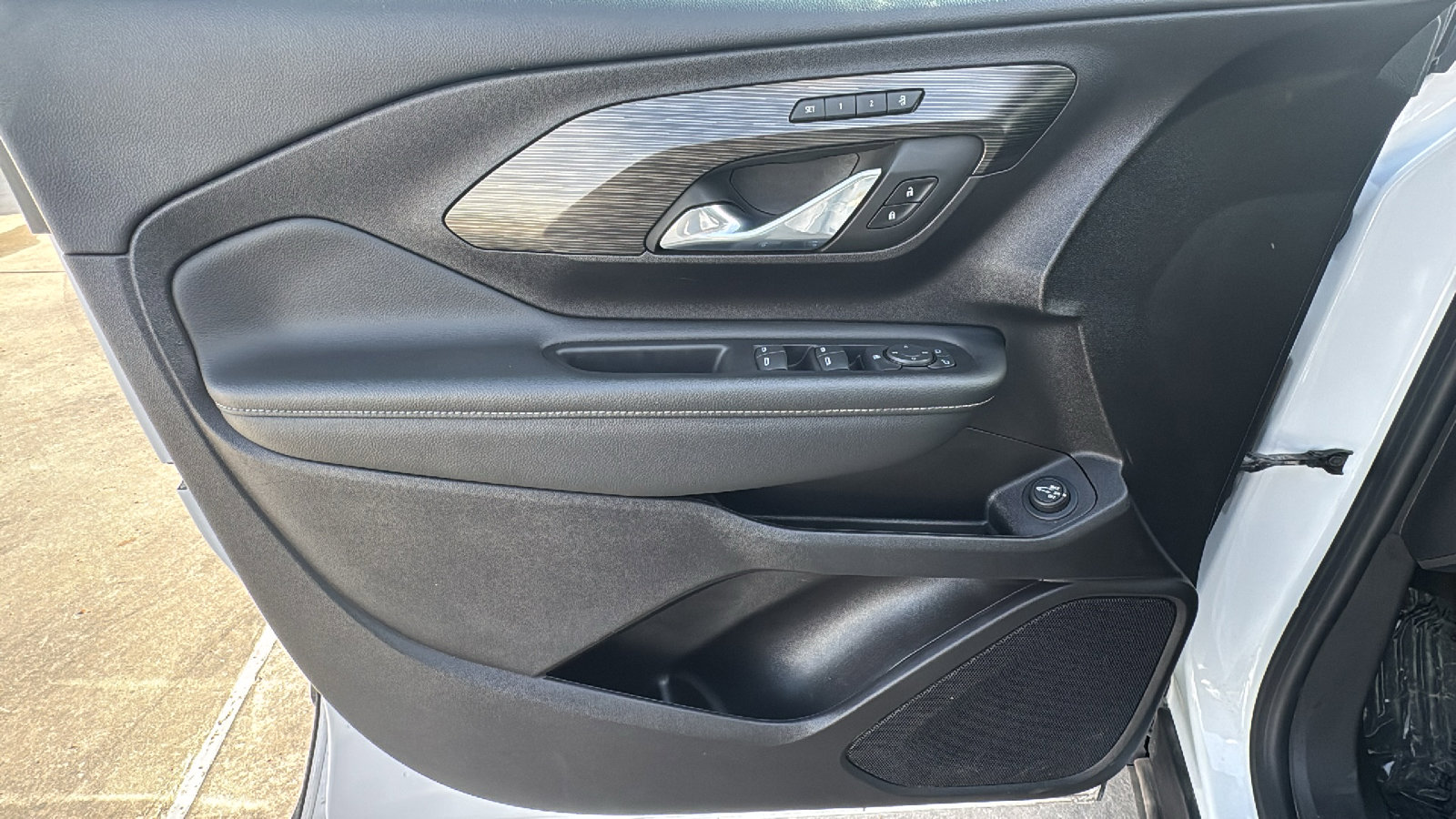 Used 2024 GMC Terrain SLT image 11