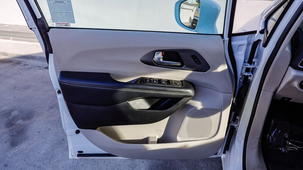 Used 2022 Chrysler Pacifica Touring-L image 25