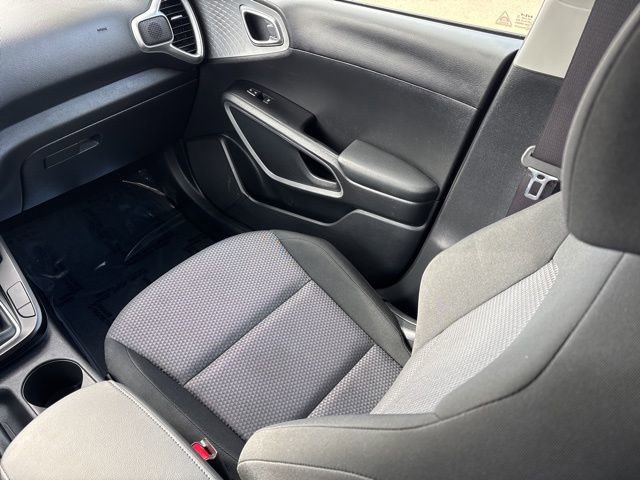 Used 2025 Kia Soul LX w/ LX Technology Package FWD image 14