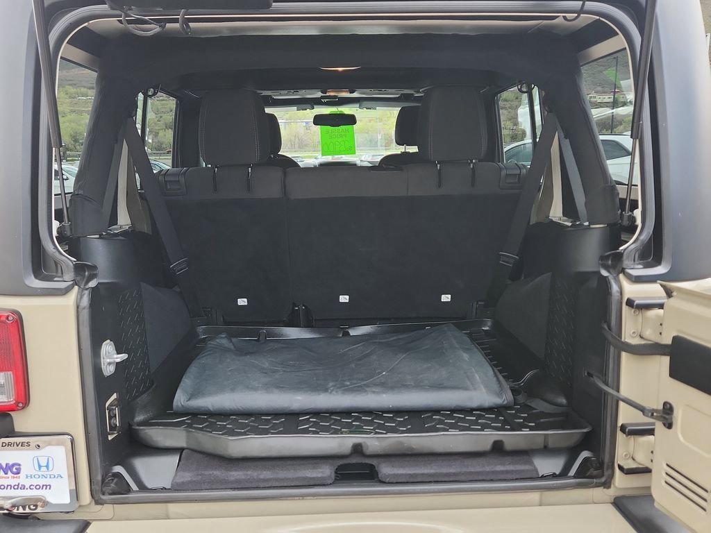 Used 2017 Jeep Wrangler Unlimited Sahara w/ Connectivity Group AWD/4WD image 15