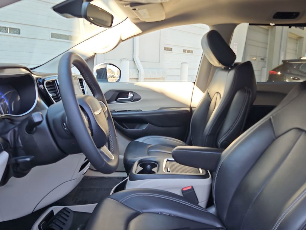 Used 2023 Chrysler Pacifica Touring-L image 21