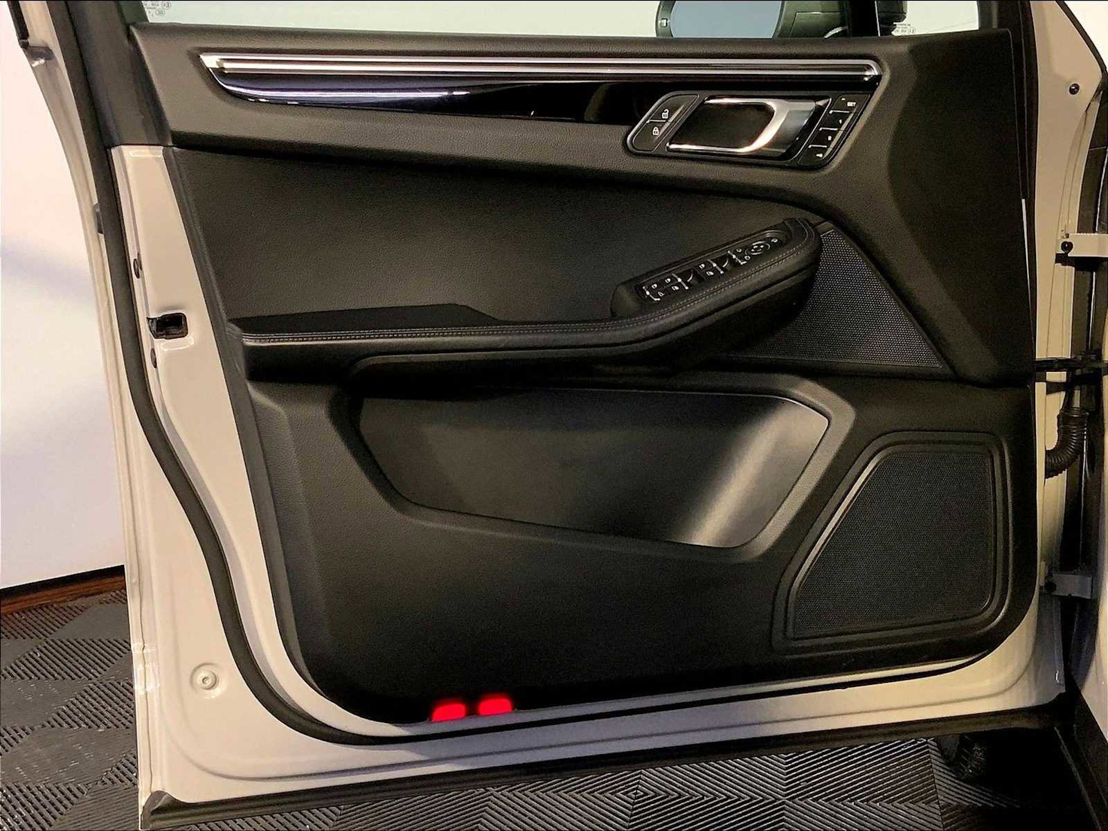 Certified 2023 Porsche Macan Turbo image 25