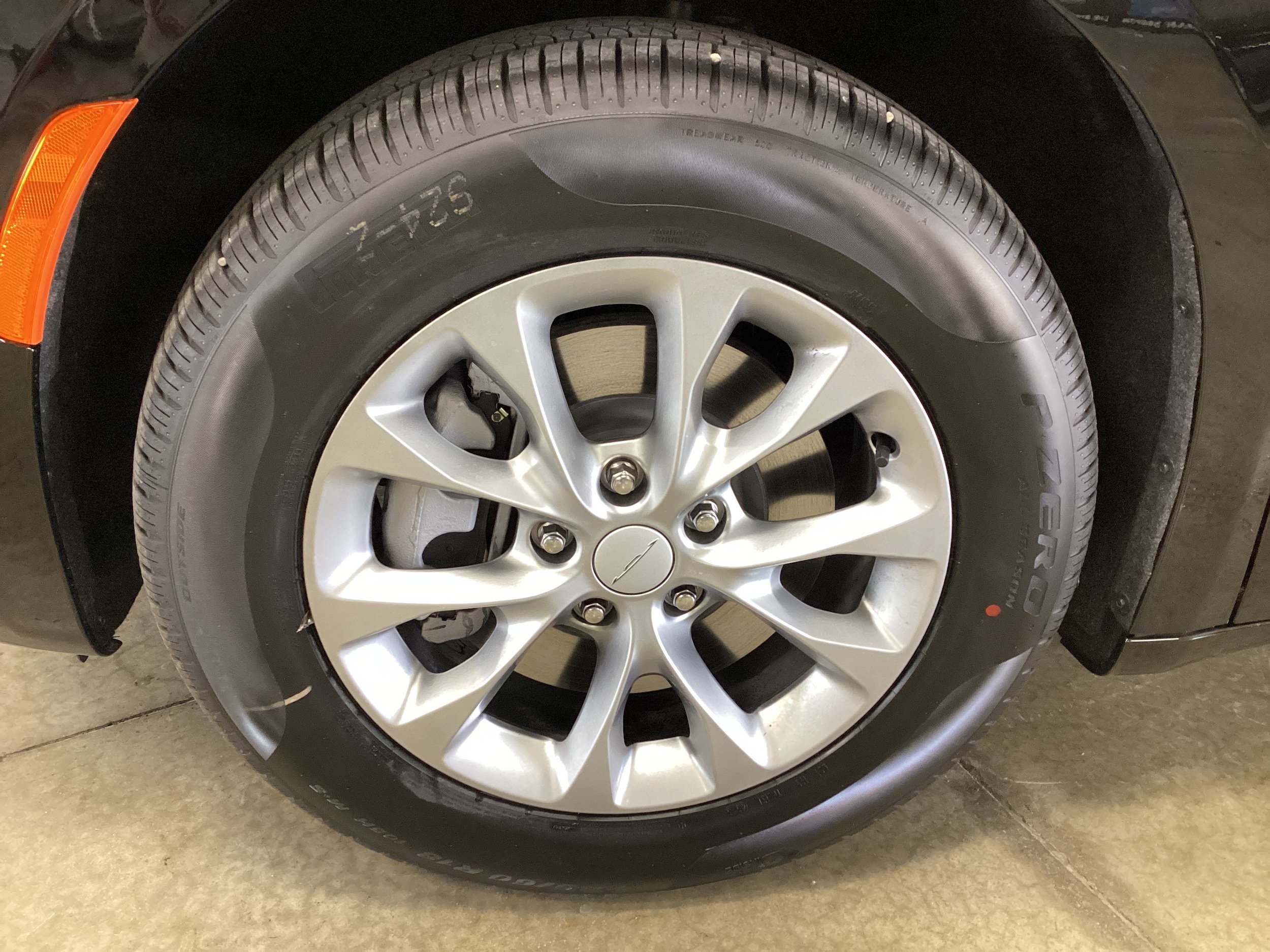 New 2027 Chrysler Pacifica Select w/ Family Tech Group AWD/4WD image 11