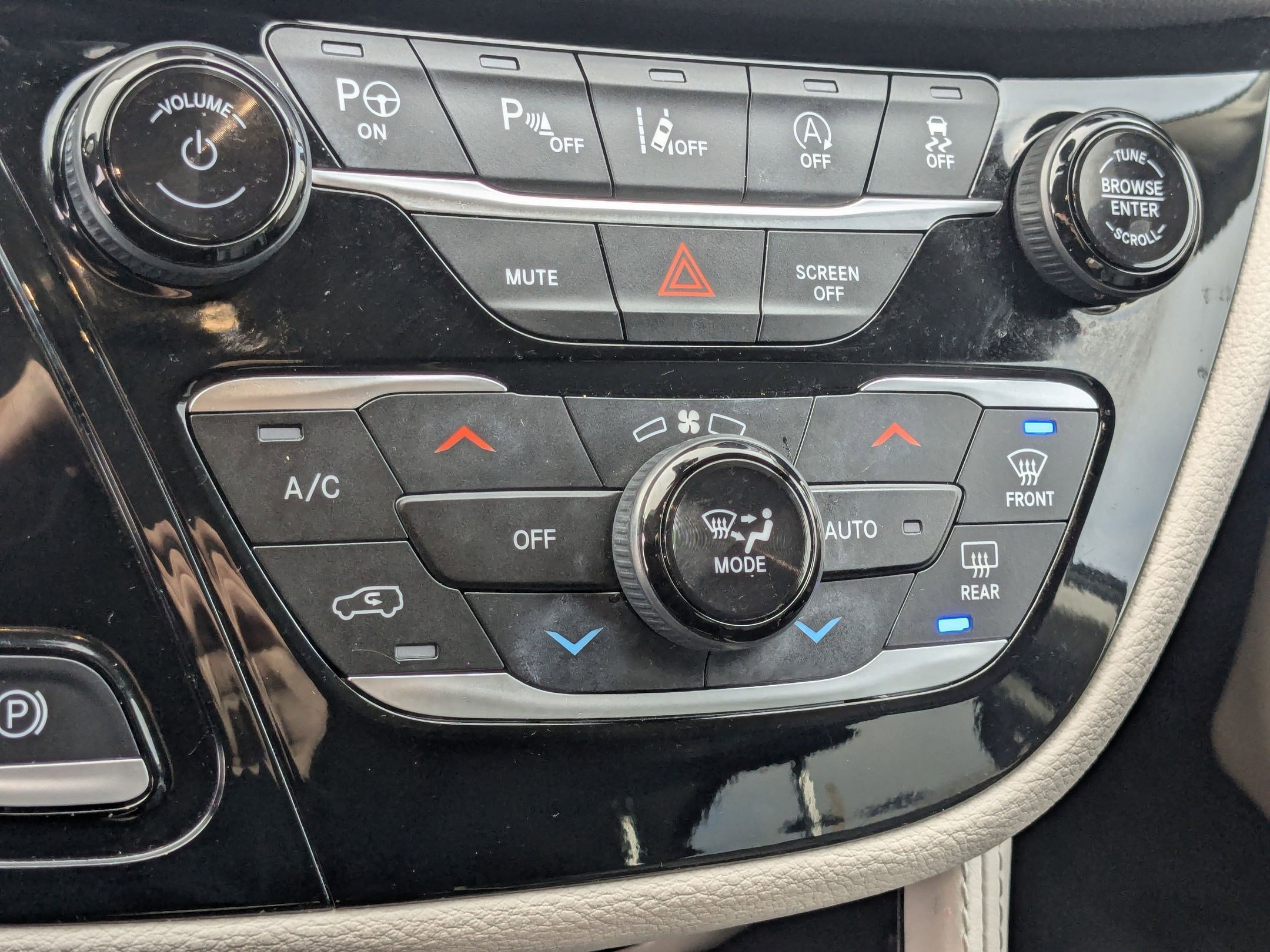 Used 2023 Chrysler Pacifica Limited w/ Uconnect Theater Family Group image 25