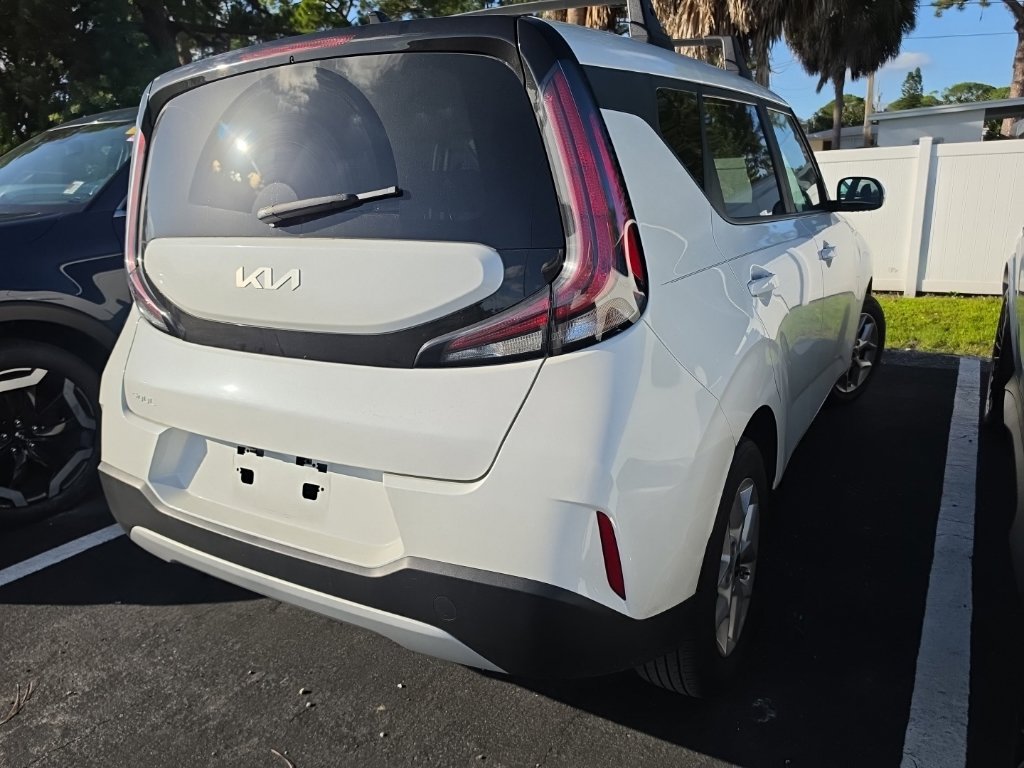 Certified 2023 Kia Soul LX w/ LX Technology Package FWD image 16