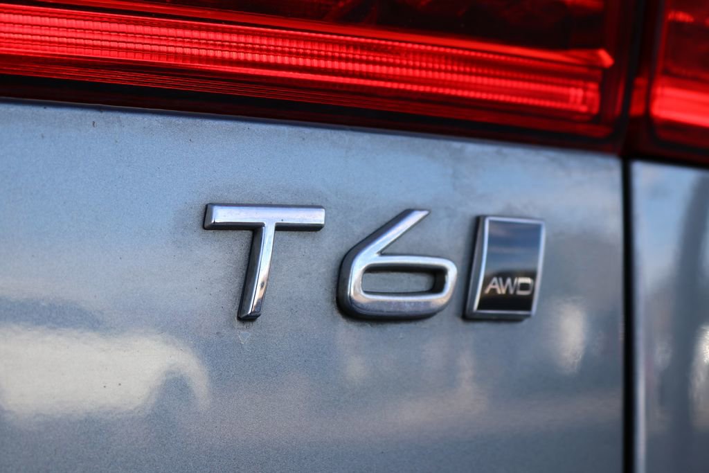 Used 2018 Volvo XC60 T6 Momentum w/ Vision Package image 15