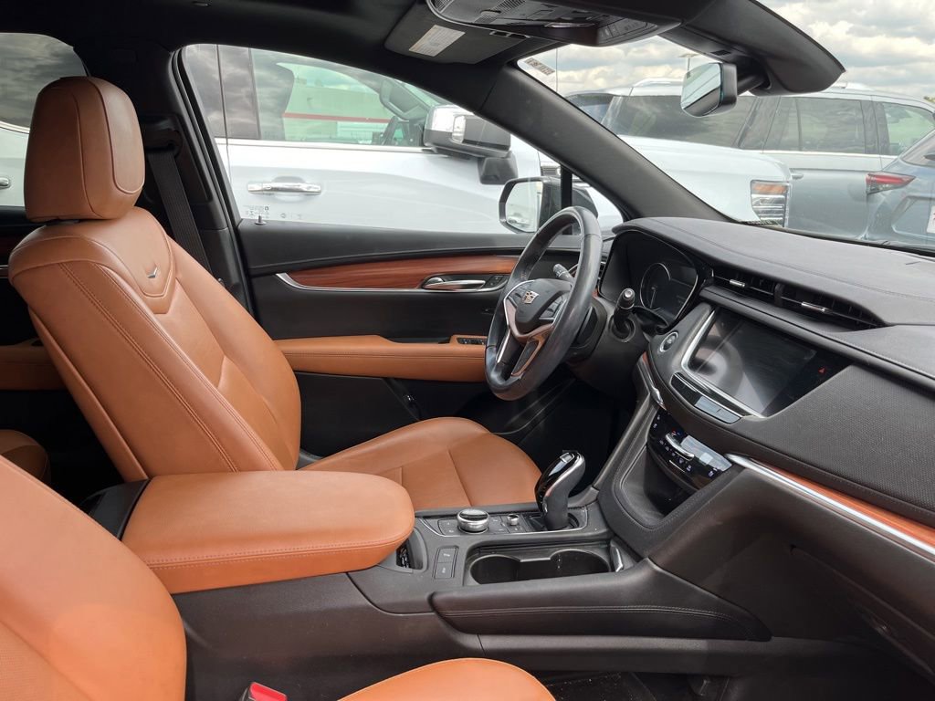 Used 2020 Cadillac XT5 Premium Luxury AWD/4WD image 2