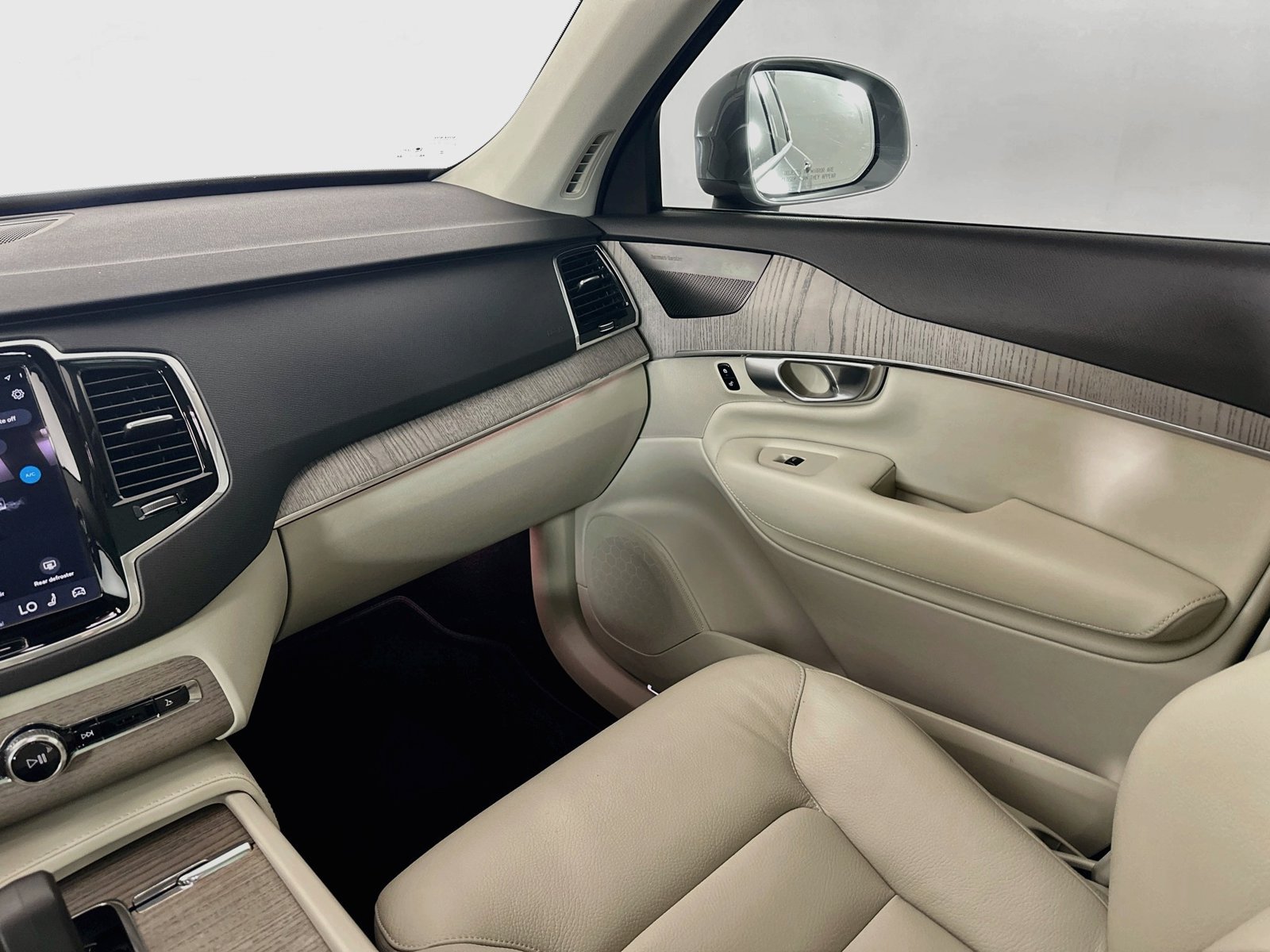 Certified 2024 Volvo XC90 B6 Plus AWD/4WD image 23