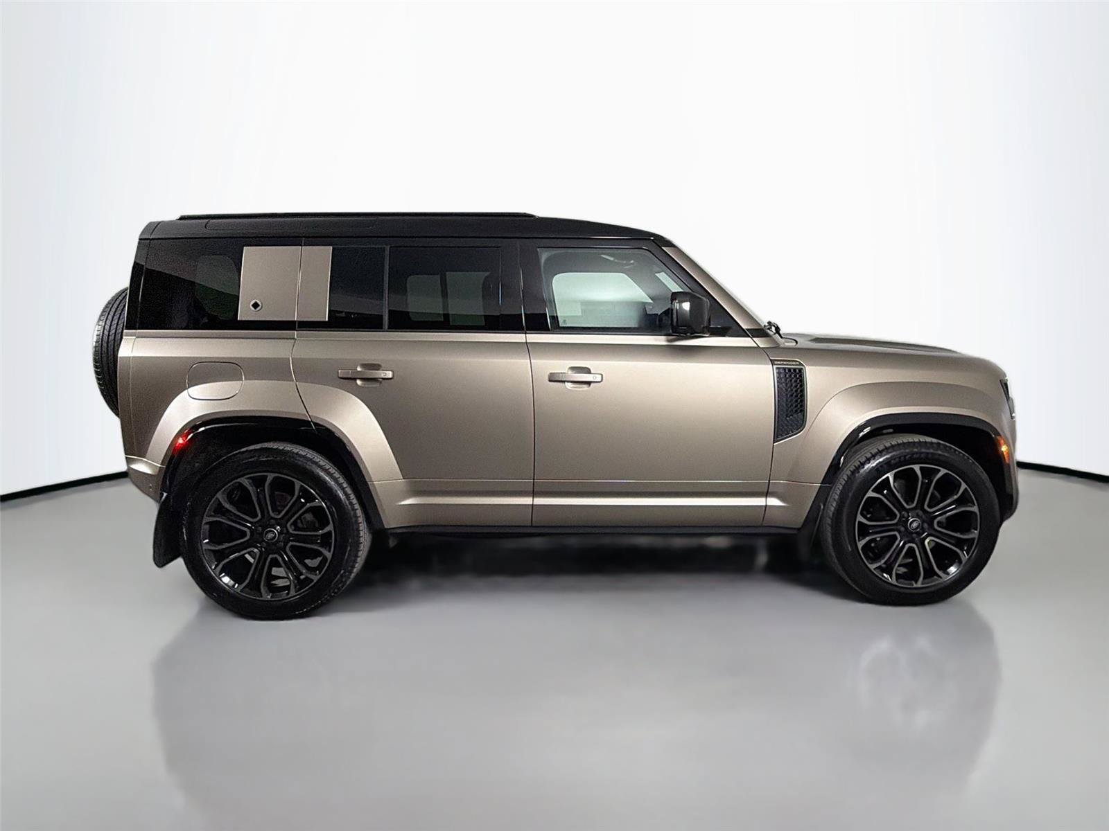 Certified 2025 Land Rover Defender 110 AWD/4WD image 4