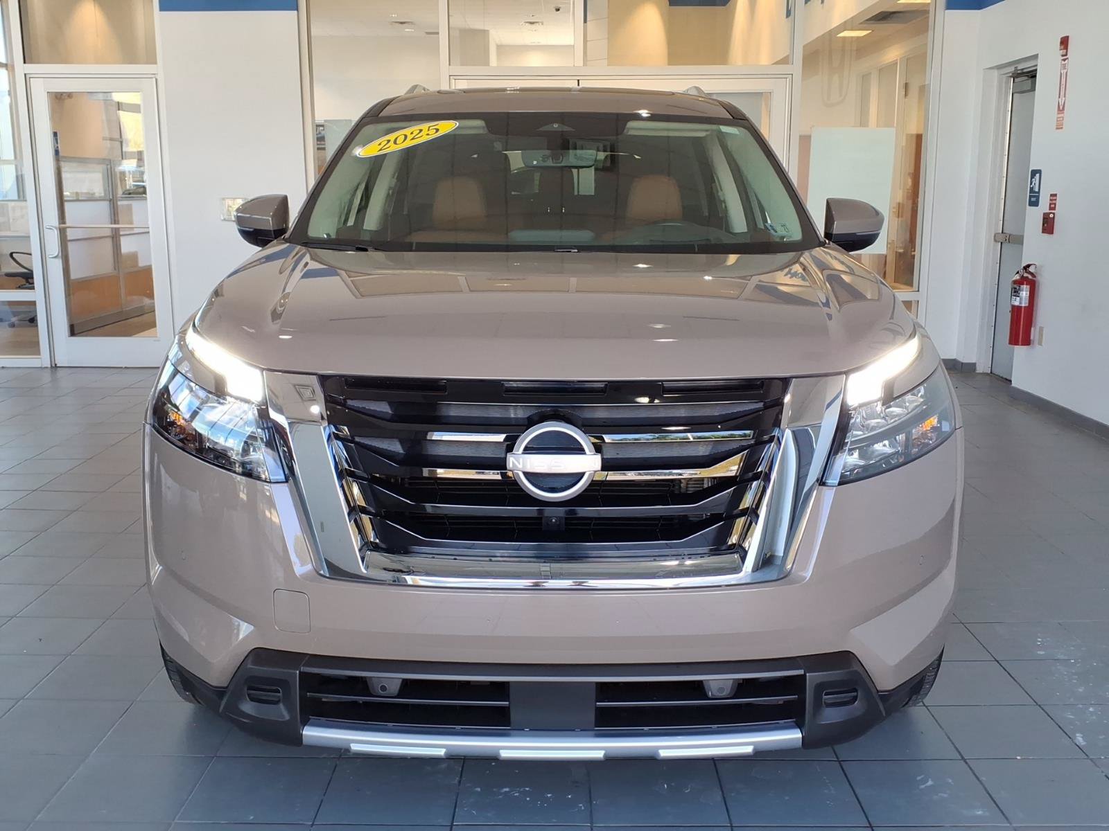 Used 2025 Nissan Pathfinder Platinum AWD/4WD image 8