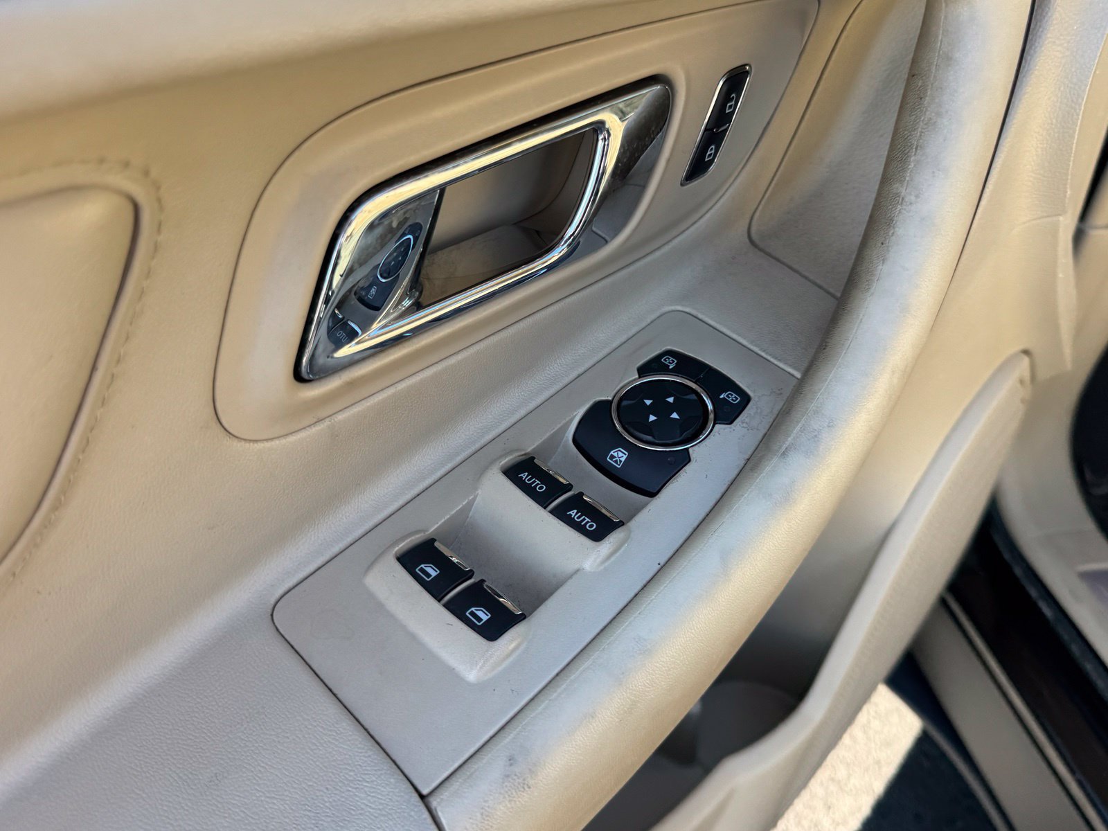 Used 2017 Ford Taurus Limited FWD image 12