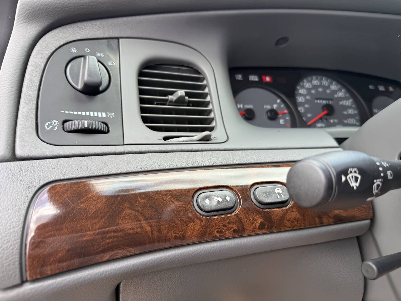 Used 2005 Mercury Grand Marquis LSE RWD image 14