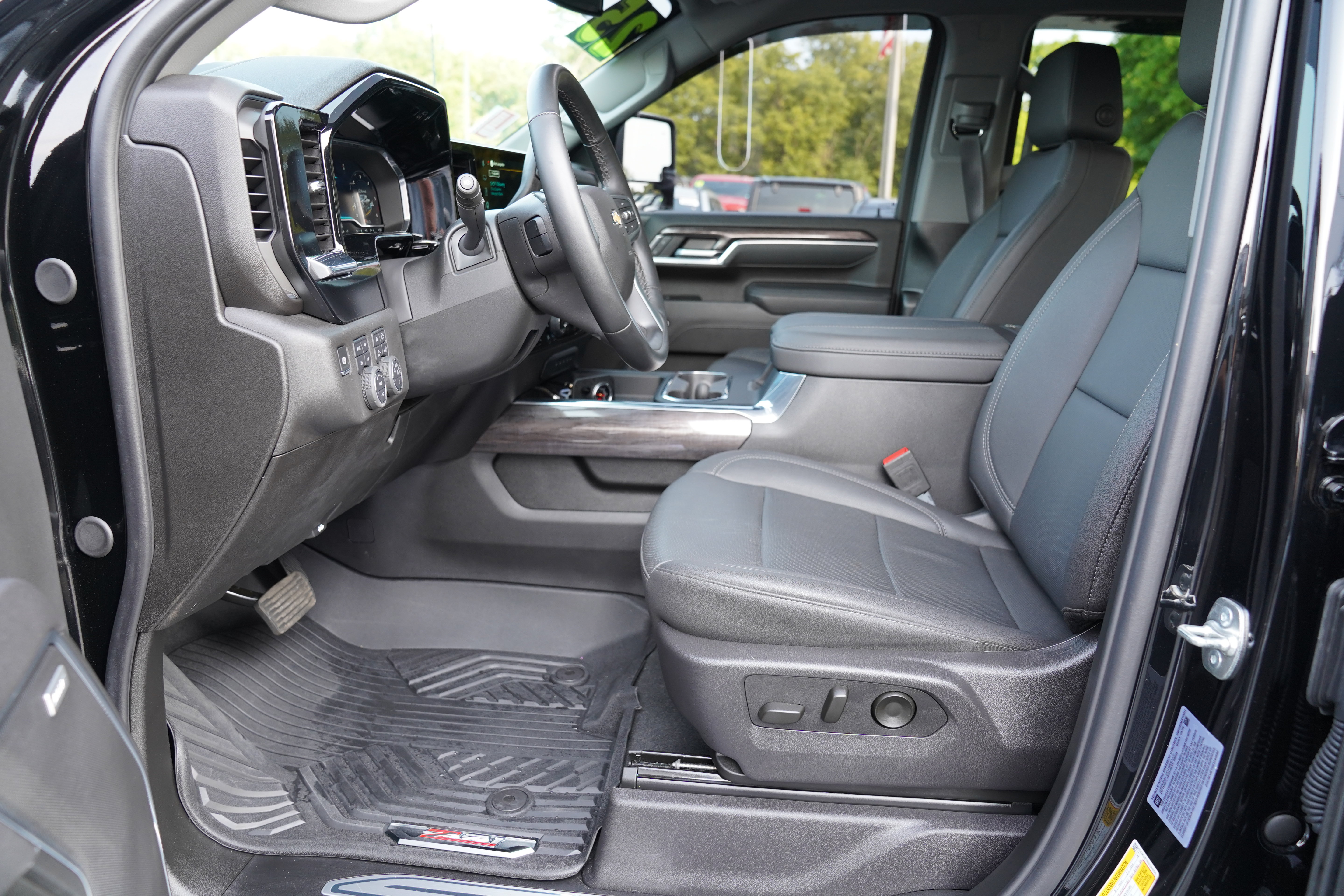 Used 2025 Chevrolet Silverado 3500 LTZ w/ LTZ Convenience Package AWD/4WD image 4